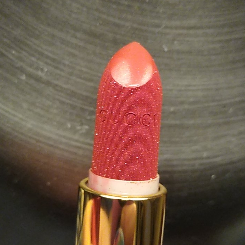 Gucci lipstick lunaison Goldie red 25